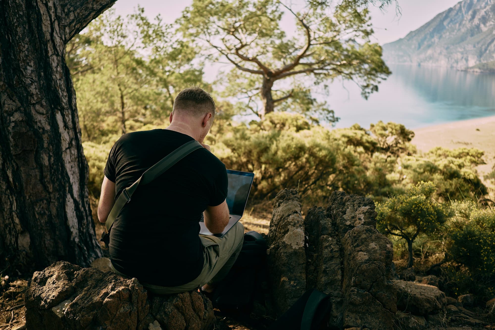 Image of travel the world and work remotely